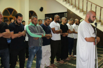 فيديو: شعائر صلاتي العشاء والتراويح من مسجد البحر في مدينة يافا 